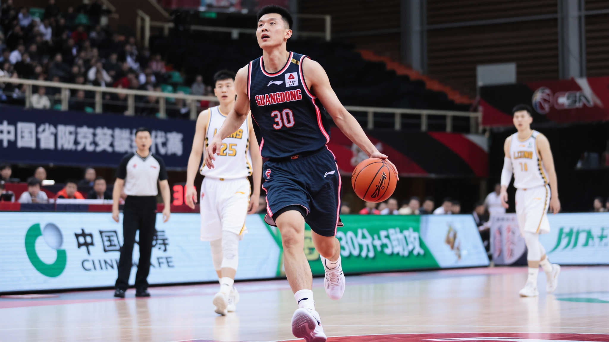 35分!广东旧将省联赛大爆发 曾受杜锋重视 近年来,中国篮球逐渐迈向新纪元,省级联赛涌现出的新